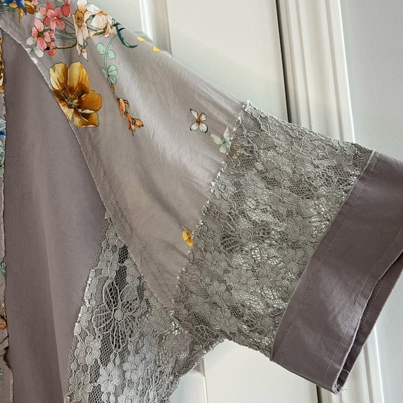 POL Floral V-Neck Raw Edge T-Shirt with Lace Detail Boho Cottagecore Size Small - Picture 7 of 16